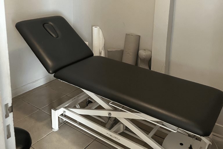 Box de soins individuel avec table de massage ajustable pour des séances en toute intimité