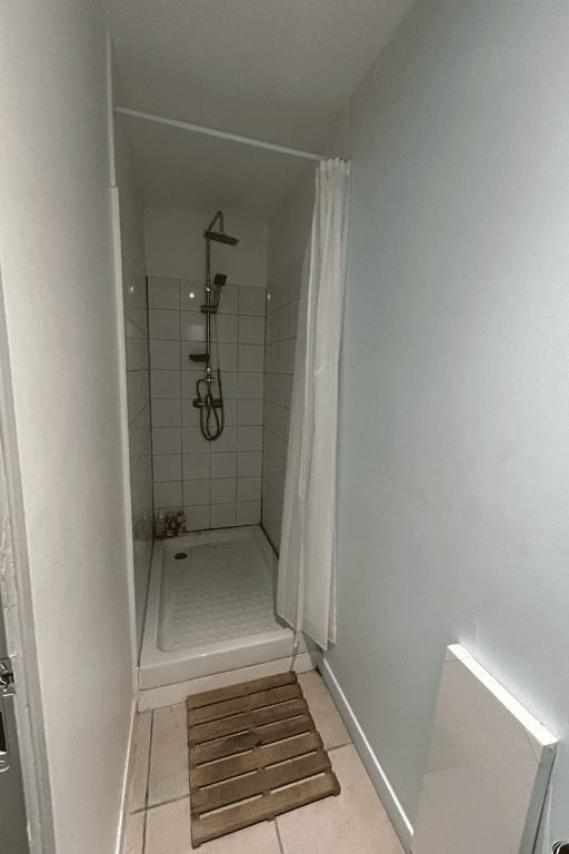 Cabine de douche carrelée mise à disposition des patients après les séances de rééducation
